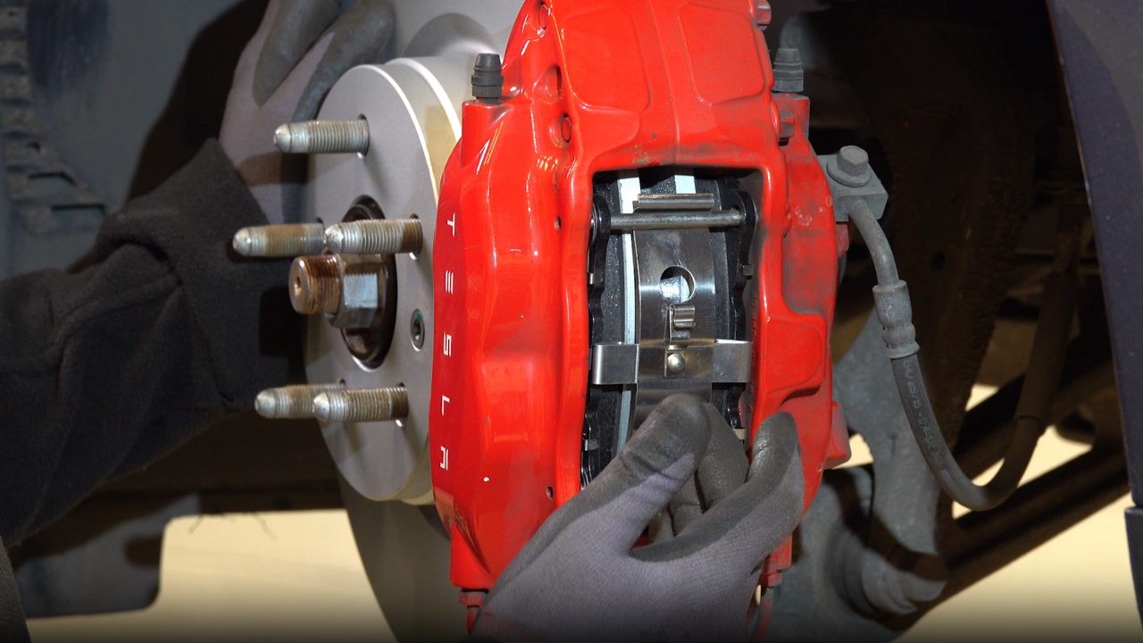 Rodage des freins d'une Tesla Model S | Masters of Motion