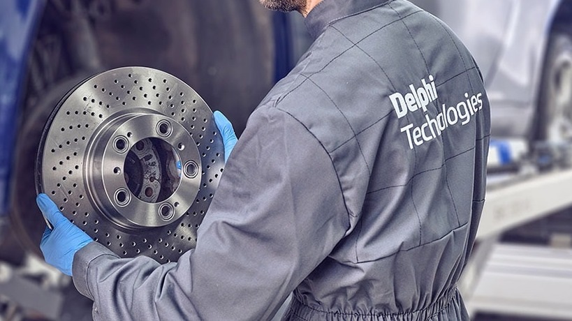 Technicien installant une offre nouevelle de freinage de Delphi