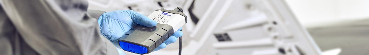 Technicien utilisant la bannière outil VCI