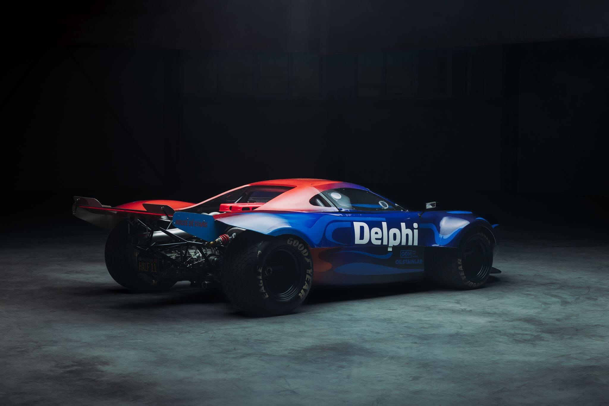 02_HALF_11_DELPHI_ART_CAR