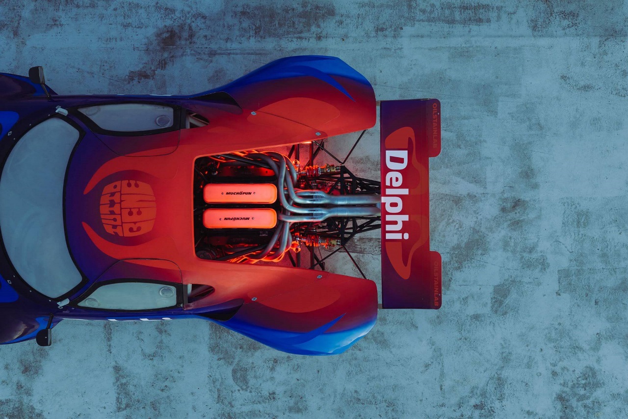 16_HALF_11_DELPHI_ART_CAR