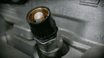 Check and replace a diesel in-cylinder pressure sensor | Masters of Motion