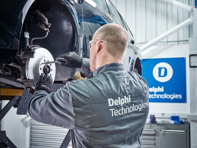 Delphi - technician fitting brake disc