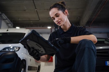 une fille qui tiens sa tablette dans les mains