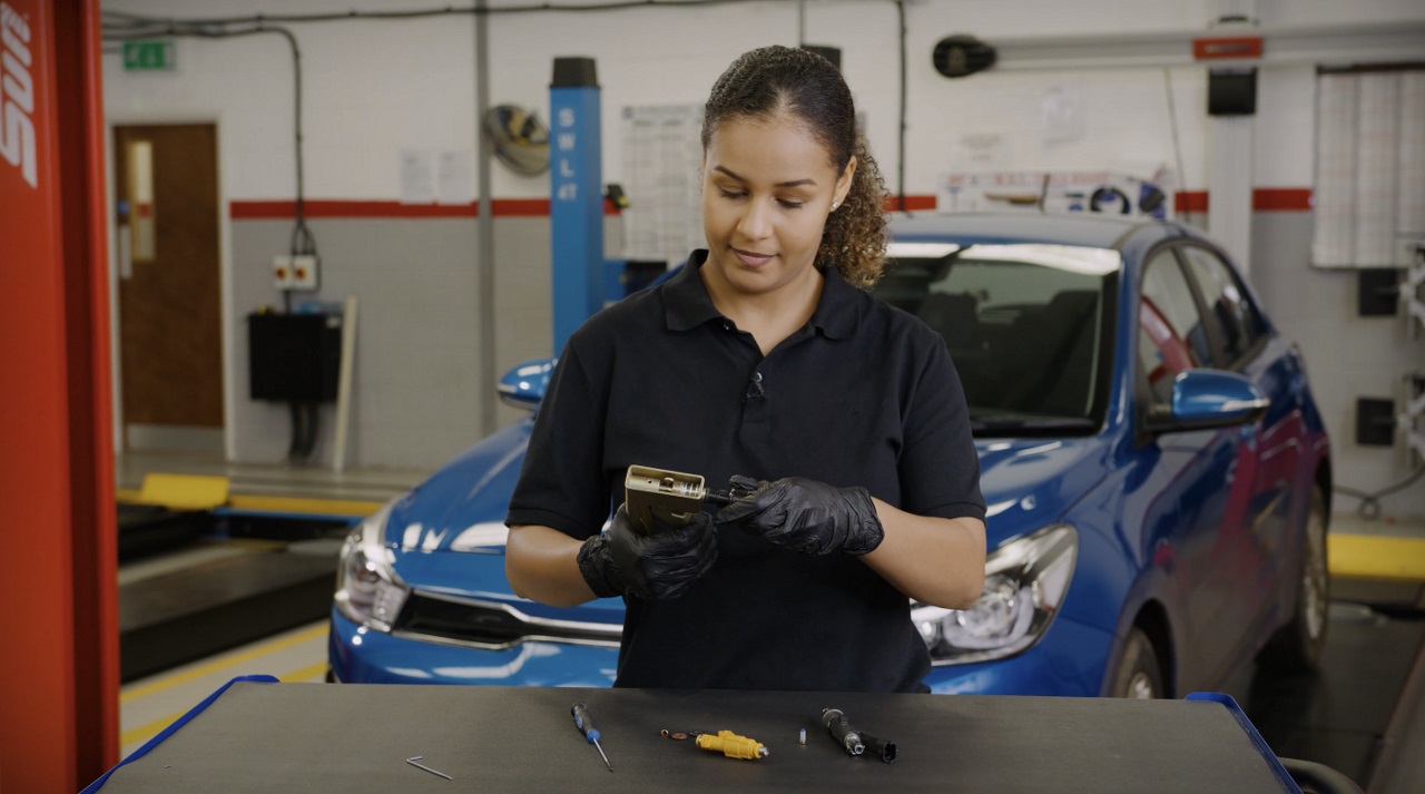 How to change filters in petrol injectors | Masters of Motion