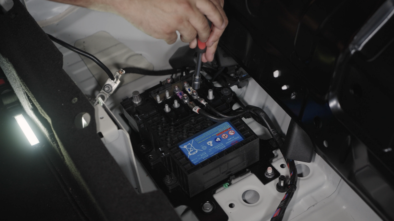 How to replace a 12V Li-ion EV battery | Masters of Motion