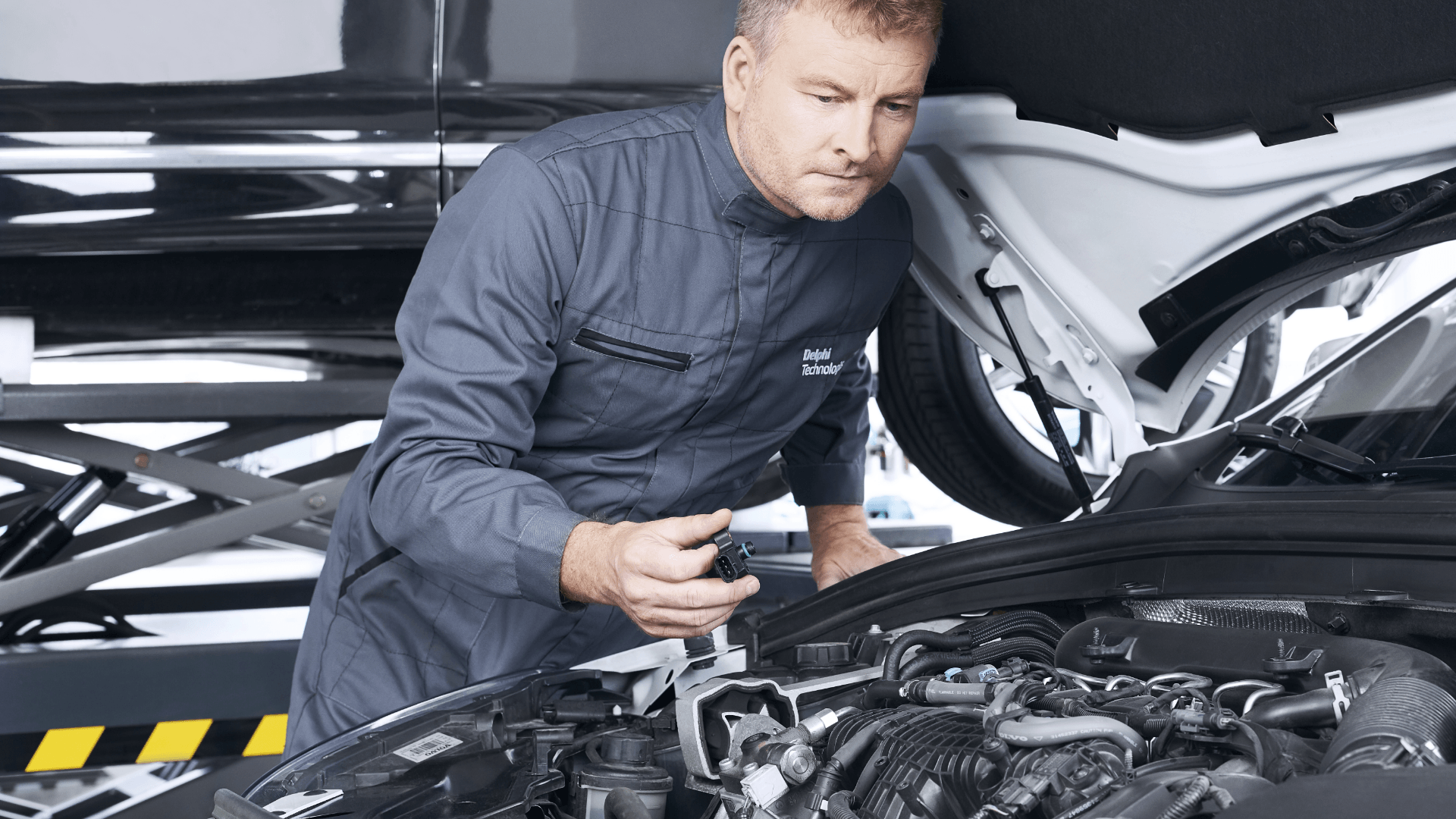 Delphi Expert monitoring soot levels in the engine with a DPF sensor.