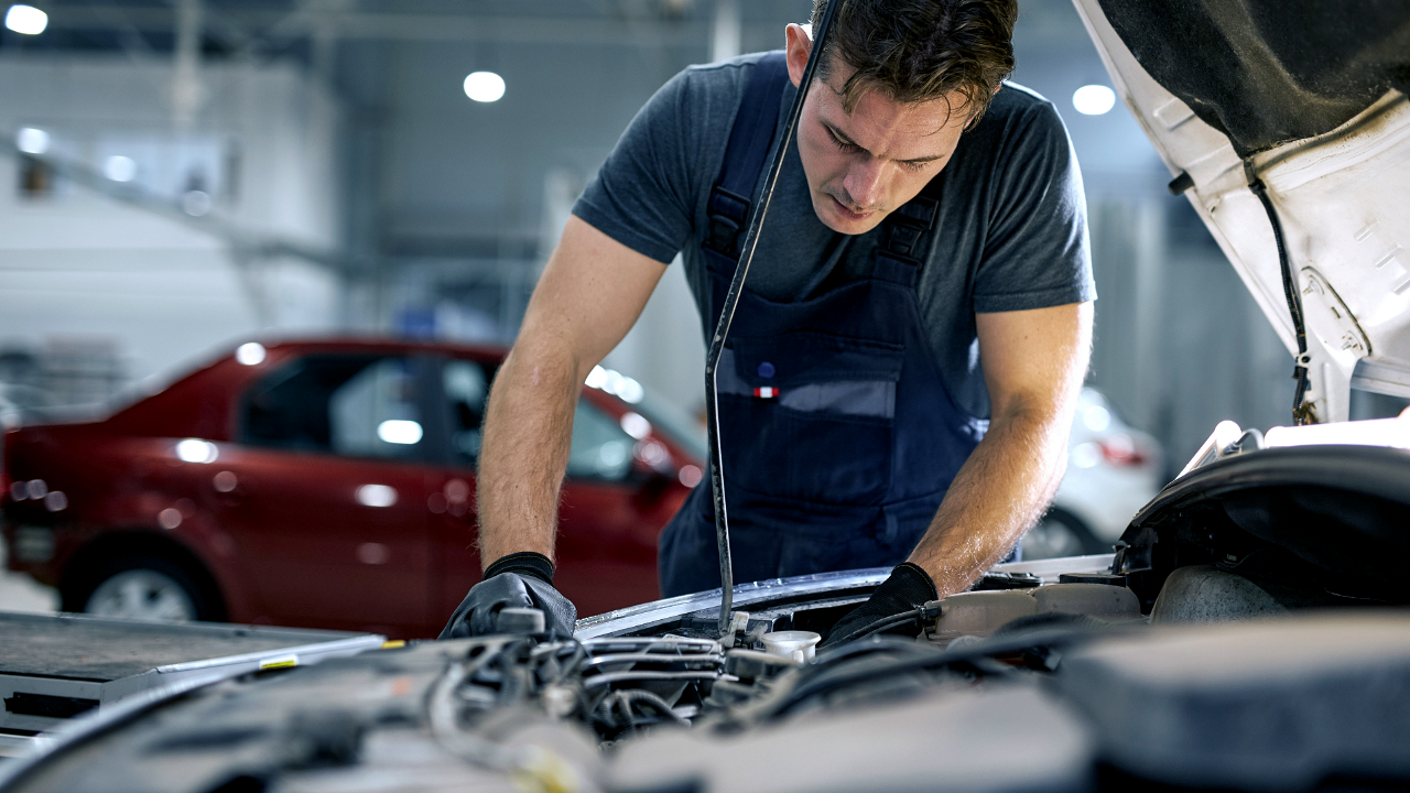 Delphi Technologies Expert replacing an EGR valve.