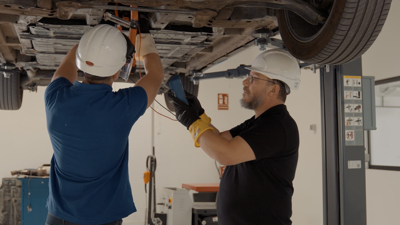 Hochvolt-System am E-Auto spannungsfrei schalten