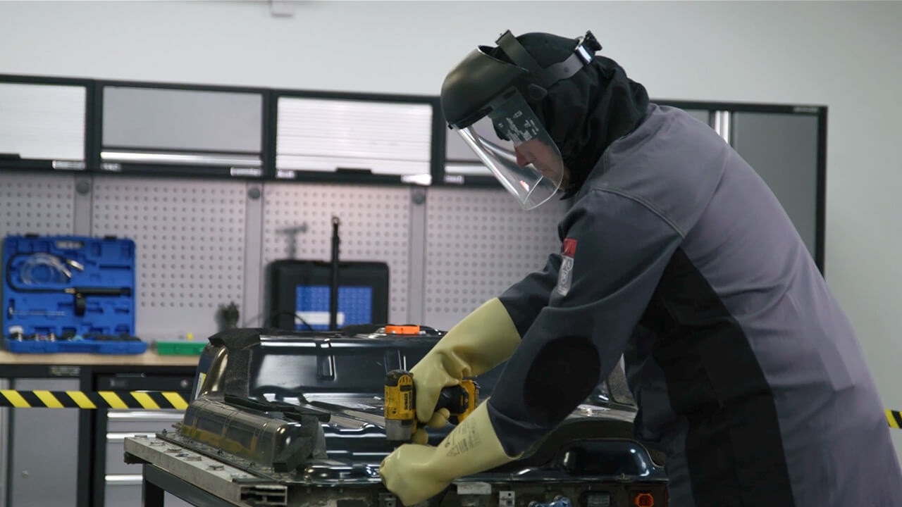 Opening a high-voltage battery pack? Don't take chances | Masters of Motion