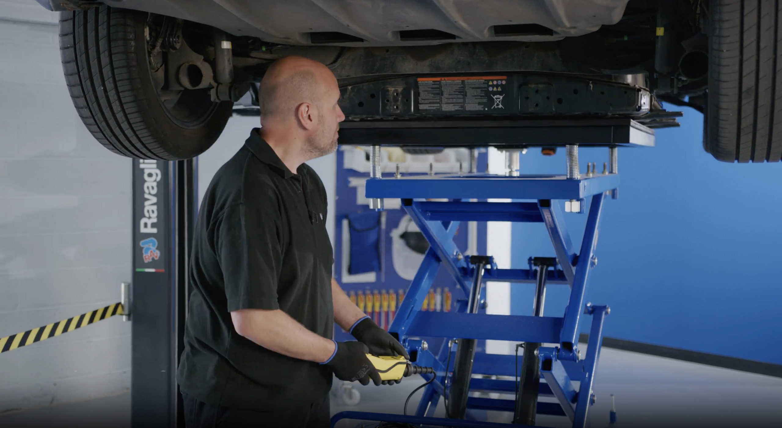 Nissan Leaf'ten Yüksek Voltajlı Bir Akünün Çıkarılması | Masters of Motion