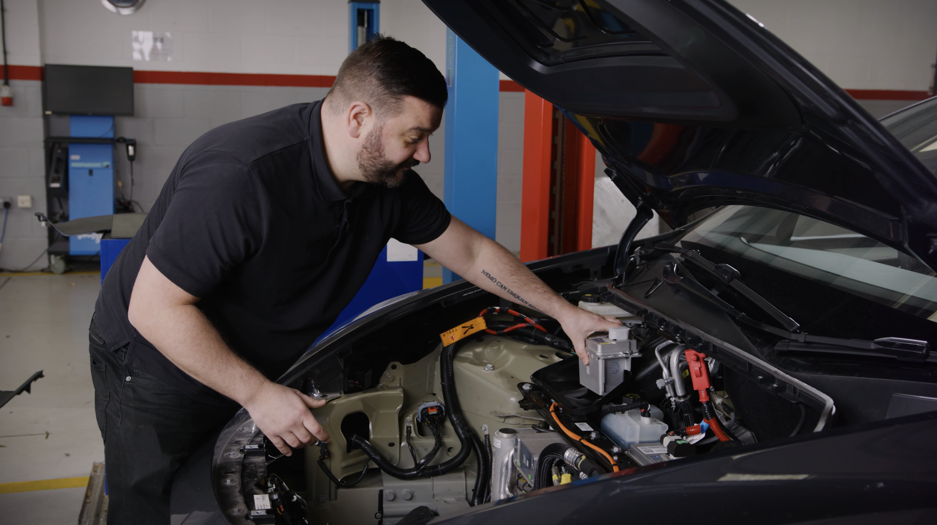 Remplacer la batterie 16v sur Tesla