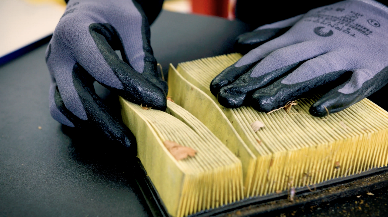 Replace and programme an air filter | Masters of Motion