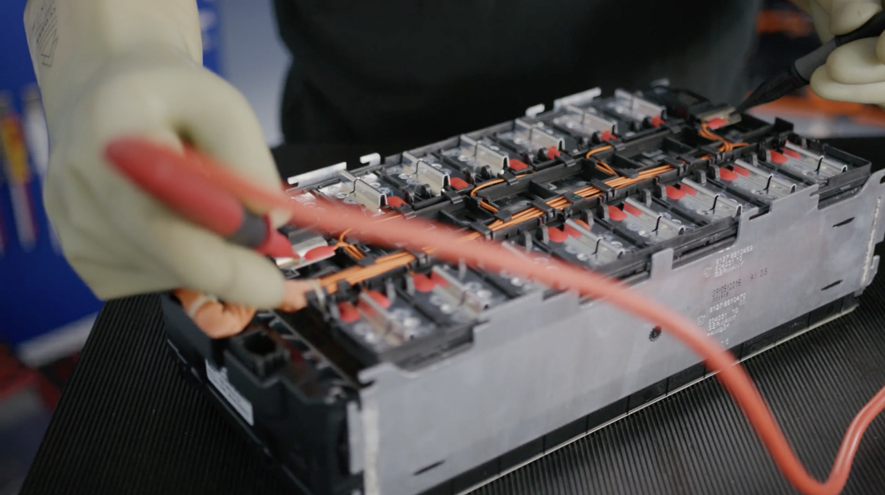 Testing a high-voltage battery module | Masters of Motion
