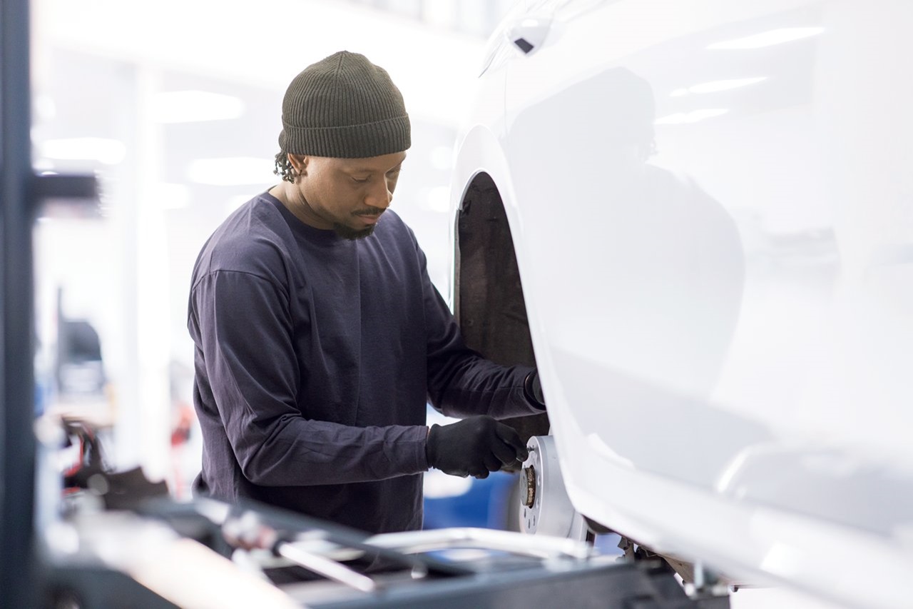 Dlaczego śruby mocujące w tarczach hamulcowych są tak ważne? | Masters of Motion