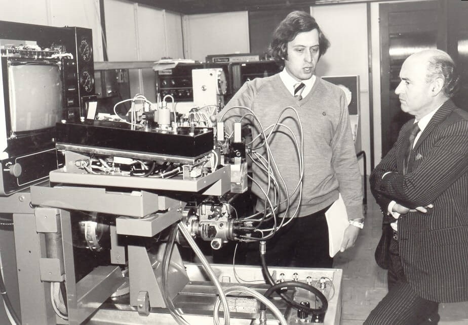 black and white image demonstration of hartridge machine